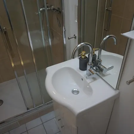 Bed & Breakfast Guest - R&m Paris